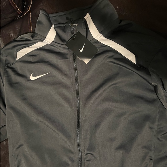 Nike Men's Black Jacket - Picture 2 of 5